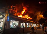 Restoran Ini Terbakar Tapi Pengunjung Tetap Makan Minum Seperti Biasa