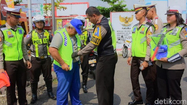 Bantu Arus Mudik, Supeltas Blitar Diberi Seragam Resmi Bantu Arus Mudik, Supeltas Blitar Diberi Seragam Resmi