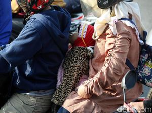 Terpaksa Bawa Anak Naik Motor? Jangan Lupa Diikat Pakai Tali!