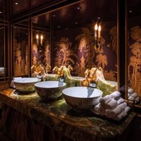 Restoran China, Park Chinois punya kamar mandi dan toilet paling mewah yang pernah ada di tempat umum. Krain airnya berbentuk angsa emas dan wastafelnya terbuat dari batu giok mewah. Ruangan toilet pun dipenuhi dekorasi bernuansa oriental era 30-an. Foto: ist