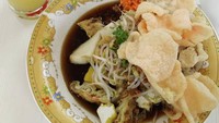 Ciri khas tahu dan bumbu kupat Magelang diracik langsung di atas piring saat pesanan datang. Menikmati kupat tahu jangan lupa dipadu dengan sambal rawitnya ya. Foto: Instagram@nurogoteguh