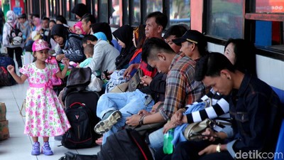 H-5 Lebaran, Pemudik Menyemut di Terminal Kampung Rambutan