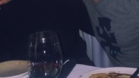Bertandang ke Amerika Serikat, Kareen memilih makan malam bersama sang ayah. Dihadapannya tersaji segelas wine. Foto: Instagram kareenkaur.c