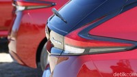 Ada lagi satu teknologi baru yang digunakan pada Nissan LEAF, yakni e-pedal. Tinggal geser tombol e-pedal di konsol tengah, kita tak perlu lagi pakai pedal rem untuk mengerem. Cukup angkat kaki dari pedal gas, mobil akan berhenti secara otomatis. 