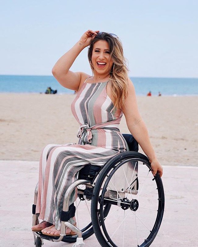 Sementara temannya yang mengendarai mobil hanya mengalami luka ringan, Chelsie diberitahu dokter bahwa ia tidak akan bisa berjalan lagi. “Aku tidak benar-benar percaya padanya.  Bagaimana bisa orang asing ini masuk dan memberi tahu saya hal paling gila yang pernah saya dengar? Aku tidak hanya ingin berjalan, aku seorang penari,” terang Chelsie. Foto: Dok. Instagram