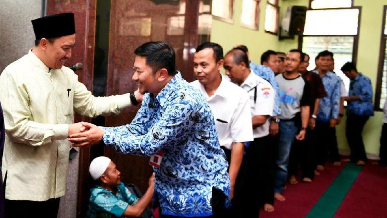 Usai Salat Jumat, Menpora Gelar Silaturahmi dengan Karyawan Kemenpora Usai Salat Jumat, Menpora Gelar Silaturahmi dengan Karyawan Kemenpora