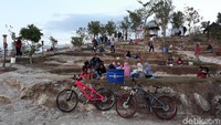Pengunjung saat bersantai di Puncak Sosok (Pradito Rida Pertana/detikcom) 