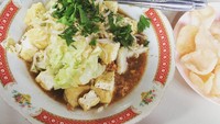 Ada beberapa versi, kalau Magelang disajikan dengan irisan kol mentah. Sedangkan Singaparna menggunakan tauge rebus. Porsinya pas. Makan kupat tahu enak dinikmati bersama dengan segelas teh hangat. Foto: Instagram@dtriani