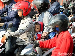 Ortu Catat! Ini 5 Risiko Bawa Bayi Mudik Naik Motor