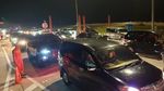 Antrean Pemudik Padati Gerbang Tol Bakauheni Antrean Pemudik Padati Gerbang Tol Bakauheni