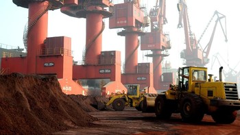 Manufaktur peralatan elektronik jadi sektor yang paling tinggi penggunaan tanah jarangnya di China, baik itu untuk kebutuhan domestik maupun ekspor. Foto: Reuters