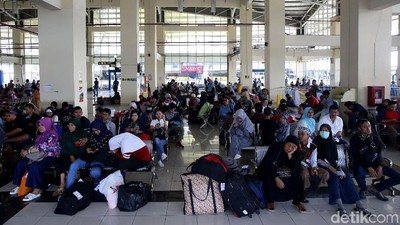 Ribuan Pemudik Padati Terminal Pulogebang Jelang Lebaran