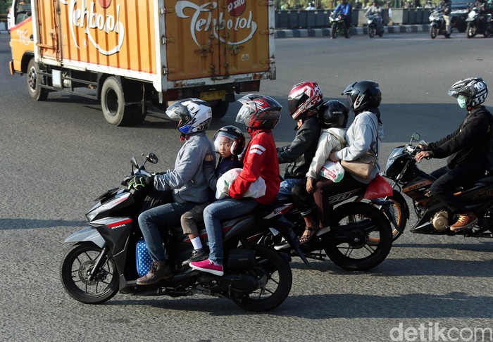 Mudik jadi momen yang ditunggu untuk berlebaran bersama keluarga di kampung halaman. Meski berbahaya, tak sedikit warga yang membawa anak untuk mudik naik motor.
