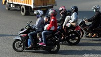 Selain itu, penggunaan alat keselamatan seperti helm dan jaket juga menjadi kewajiban bagi anak-anak saat ikut mudik dengan menggunakan motor.