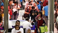 Pantauan detikcom di lokasi, Jumat (31/5/2019), para penumpang mulai memenuhi stasiun.