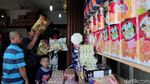 Pasar Kue di Ciracas Diserbu Pembeli Jelang Lebaran