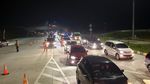 Antrean Pemudik Padati Gerbang Tol Bakauheni Antrean Pemudik Padati Gerbang Tol Bakauheni
