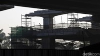 Di sejumlah area konstruksi Tol Jakarta-Cikampek nampak sepi tak ada aktivitas para pekerja.