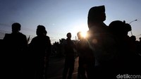 Warga rela mengantre dari pagi agar kebagian tiket bus untuk mudik lebaran.