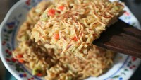 Untuk varian mi yang dipakai bisa sesuai selera. Ada yang meracik omelet mi dari mi instan goreng, ada pula yang suka dari mi instan rebus. Foto: Instagram linafatnawati