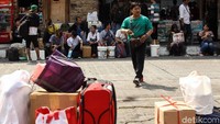Terminal Grogol pun menyediakan sejumlah fasilitas bagi para pemudik maupun pengemudi dan kondektur bus yang akan melakukan perjalanan jauh untuk pulang ke kampung halaman.