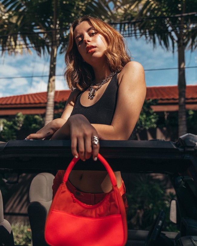 Arii yang masih berusia 18 tahun tersebut pertama kali dikenal karena sering tampil di aplikasi Musical.ly. Mengenai kegagalannya yang mendapat komentar negatif dari para netizen ini pun, Arii pun telah memberi pembelaannya. Foto: Instagram @arii