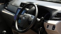 Interior Avanza 1.5G M/T ini tak jauh beda dengan Avanza lainnya. Memang perubahannya tidak signifikan dibanding model sebelumnya. Rasanya ketika masuk ke kabin suasananya masih sama dengan Avanza lawas. Perbedaan ada di bagian depan. Terdapat head unit baru serta kontrol AC digital, berbeda dengan model lama yang kontrol AC pakai knob yang diputar-putar.