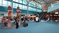 Selain itu, setiap sudut area Bandara Internasional Vancouver, Kanada, dihiasi koleksi patung yang tak kalah memukau. Dok. Wikipedia/Wpcpey.