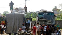 Sejumlah pemudik mengantre untuk memasuki bus di Terminal Pulogebang, Jakarta.