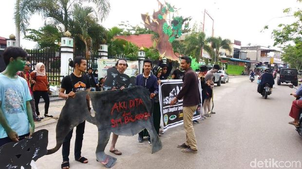 Protes Pembangunan Jalan Lingkar di Riau, Aktivis Gelar Aksi Teatrikal