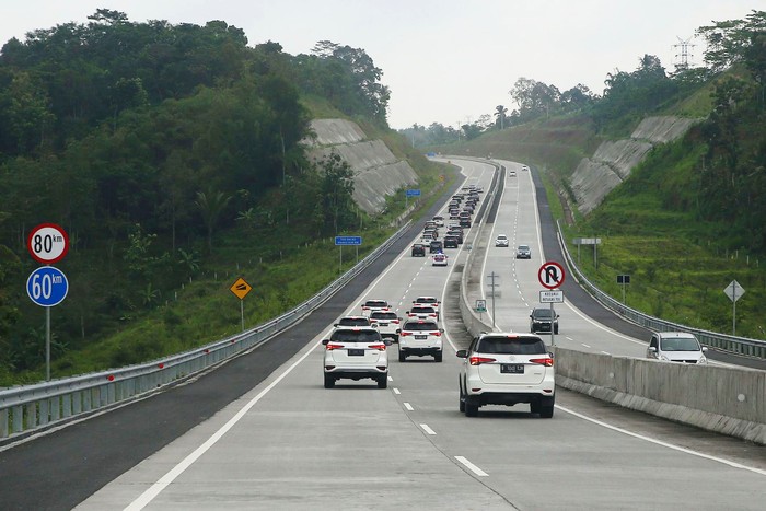 Kehadiran jalan Tol Trans Jawa yang menghubungkan Jakarta hingga ke Surabaya menjadi pilihan masyarakat yang hendak mudik Lebaran tahun ini.