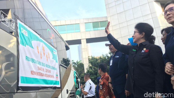 Menkes Nila melepas pemudik ke Sumatera dan Jawa. Foto: Frieda Isyana Putri/detikHealth Menkes Nila melepas pemudik ke Sumatera dan Jawa. Foto: Frieda Isyana Putri/detikHealth