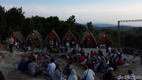 Deretan warung yang berjajar di Puncak Sosok. Spot ini juga cocok untuk melihat sunset (Pradito Rida Pertana/detikcom)