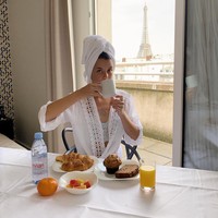 Sayangnya perusahaan yang bekerja sama denganku berbasis penjualan pertama, untuk mereka bisa membuat pesan dan produkku, aku harus menjual setidaknya 36 potong tapi aku mendapat banyak feedback bagus dari orang-orang yang menyukainya dan akan membelinya. Tapi tidak ada yang menepati janji mereka jadi sekarang perusahaan tak bisa membuat pesanan untuk orang-orang yang benar-benar membellinya dan itu membuat hatiku hancur, tulisnya. Foto: Instagram @arii