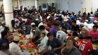 Masjid Maarof sendiri menyulap lantai basement yang biasa digunakan untuk salat Jumat, tarawih, Idul Fitri dan Idul Adha ini menjadi tempat jamuan santap buka puasa (iftar). (Bening Tirta Muhammad/Istimewa)