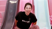 Laura tampak sangat menikmati kala bermain di arena yang penuh dengan bola-bola kecil itu. Pool/Palevi S/detikFoto.