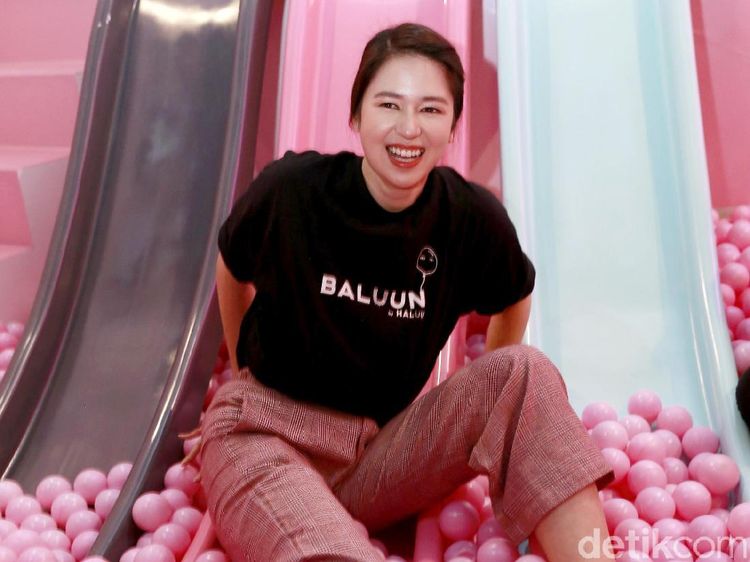 Mandi Bola, Laura Basuki Happy Banget!