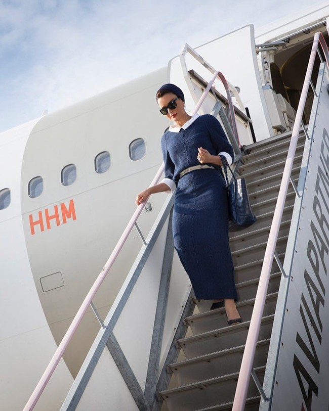 Gaya Sheikha Moza termasuk ikonik karena selalu menggunakan turban. Sheikha Moza berusaha mengikuti tradisi berbusana dengan hijab di negaranya tapi tetap memberikan sentuhan modern dan elegan ketika tampil di publik. Foto: Instagram @mozabintnasser