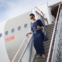 Gaya Sheikha Moza termasuk ikonik karena selalu menggunakan turban. Sheikha Moza berusaha mengikuti tradisi berbusana dengan hijab di negaranya tapi tetap memberikan sentuhan modern dan elegan ketika tampil di publik. Foto: Instagram @mozabintnasser