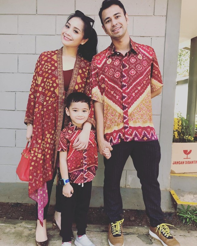 Selain kaftan, busana bergaya etnik juga bisa menjadi andalan untuk bertandang ke rumah keluarga ala Raffi Ahmad, Nagita dan Rafathar. Busana ini terlihat lebih kasual namun cukup rapi untuk dipakai ke berbagai acara. Foto: Instagram
