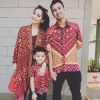 Selain kaftan, busana bergaya etnik juga bisa menjadi andalan untuk bertandang ke rumah keluarga ala Raffi Ahmad, Nagita dan Rafathar. Busana ini terlihat lebih kasual namun cukup rapi untuk dipakai ke berbagai acara. Foto: Instagram
