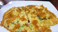 Bagi pencinta telur pasti suka omelet mi ini. Adonan telurnya terlihat tebal di atas permukaan omelet mi. Foto: Instagram makanansintang