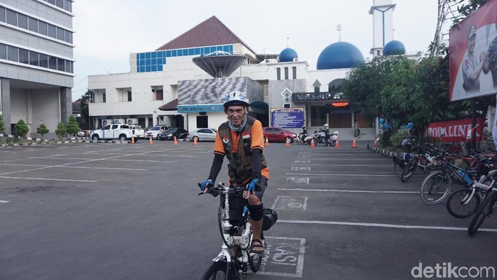 Bersepeda Ribuan Km ke Labuan Bajo, Kakek Ini Cuma Ingin Lihat Komodo