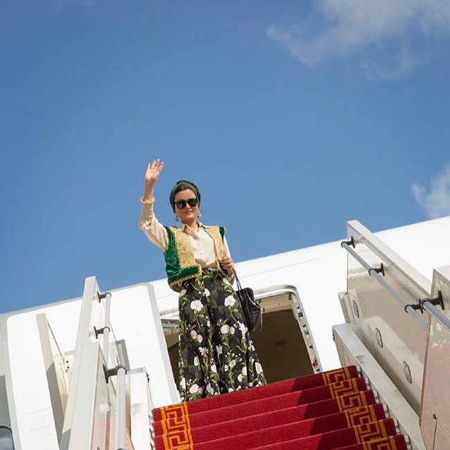 Kepeduliannya pada pendidikan karena dirinya sendiri juga termasuk wanita yang mengutamakan pendidikan dalam kehidupan ini. Moza bint Nasser menyandang gelar Master of Arts in Islamic Studies dari Hamad Bin Khalifa University, Qatar. Tak hanya itu, ia juga merupakan lulusan dari Qatar University jurusan sosiologi. Sheikha Mozah juga pernah mendapatkan gelar doktor kehormatan dari Virginia Commonwealth University, Texas A&M University, Carnegie Mellon University, Imperial College London, dan Georgetown University. Foto: Instagram @mozabintnasser