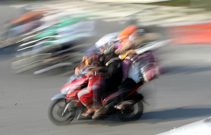 Sebagian warga Jakarta mulai mudik untuk berlebaran di kampung halaman. Tak terkecuali para pemudik motor ini yang melintasi Jalan Kalimalang untuk mudik.