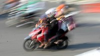 Tak sedikit pemudik yang memboyong keluarganya untuk mudik ke kampung halaman dengan menggunakan motor.