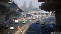 Penghentian sementara sejumlah proyek pembangunan di Tol Jakarta-Cikampek dilakukan untuk mengantisipasi terjadinya kemacetan.