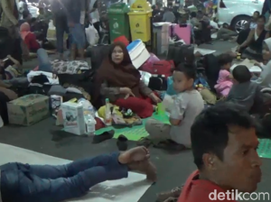 Kapal Tujuan Ternate Terlambat, Pemudik Bertumpuk di Pelabuhan Makassar