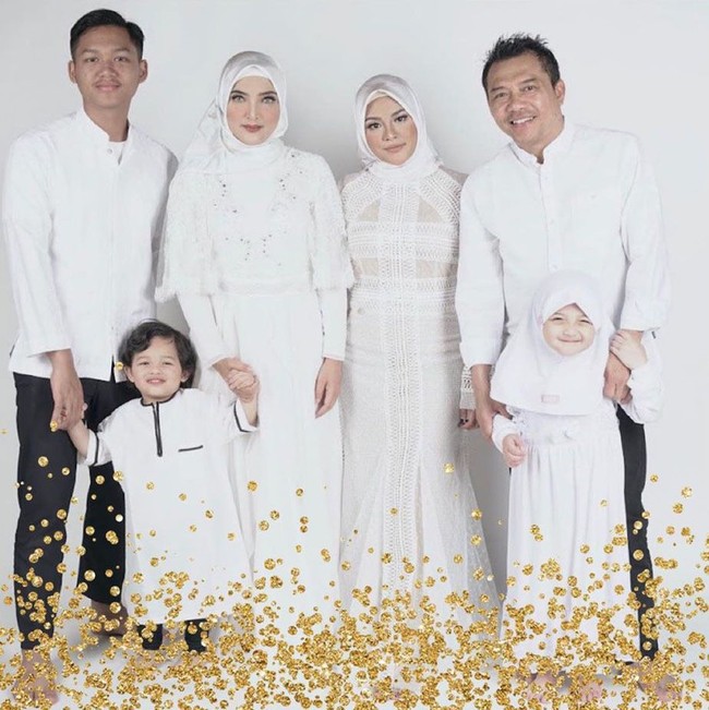 Tak perlu berbaju sama, Anda bisa tampil kompak dengan menyamakan warna baju seperti keluarga Anang-Ashanty dan keempat anaknya. Dengan begini, masing-masing bisa menampilkan ciri khas gayanya sendiri. Foto: Instagram