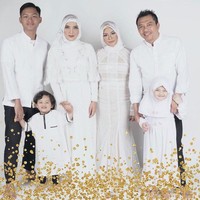 Tak perlu berbaju sama, Anda bisa tampil kompak dengan menyamakan warna baju seperti keluarga Anang-Ashanty dan keempat anaknya. Dengan begini, masing-masing bisa menampilkan ciri khas gayanya sendiri. Foto: Instagram